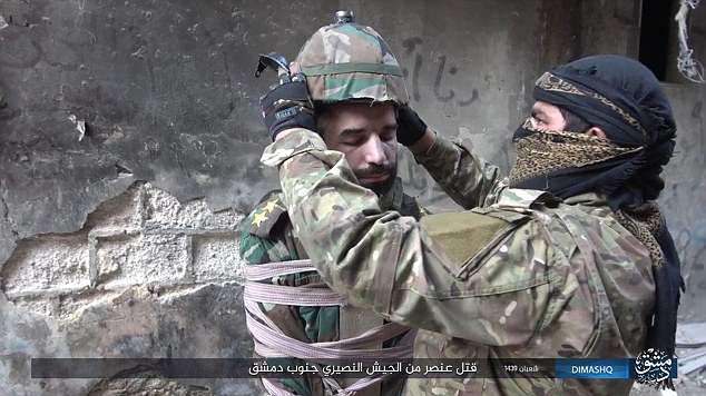 Khủng bố IS kích nổ quả bom gắn lên đầu binh sĩ Syria - 1