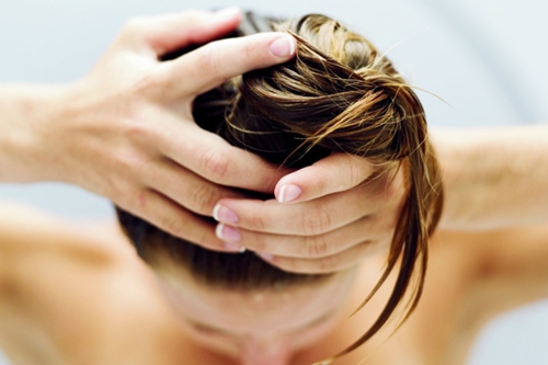 Tại sao tóc nhanh bết? Cách trị tóc bết hiệu quả