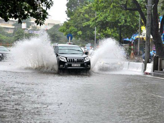 10 Lưu ý khi lái xe ôtô trong mùa mưa bão để tránh gây hư hại xe