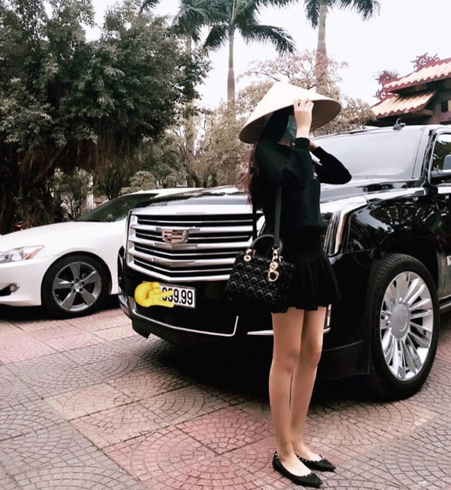 Đội nón lá, ăn mặc khá giản dị nhưng xách túi hiệu và đứng giữa dàn siêu xe biển số đẹp - đó là hình ảnh của Hoàng Kiều Yến (quê Quảng Bình, sinh viên Học viện Âm nhạc Huế) trên Instagram "Hội con nhà giàu Việt Nam". 
