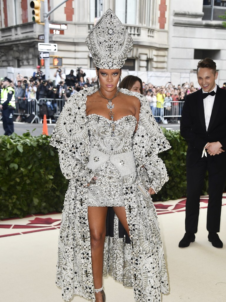 Choáng ngợp xem lại dàn nữ thần hạ thế tại Met Gala - 1