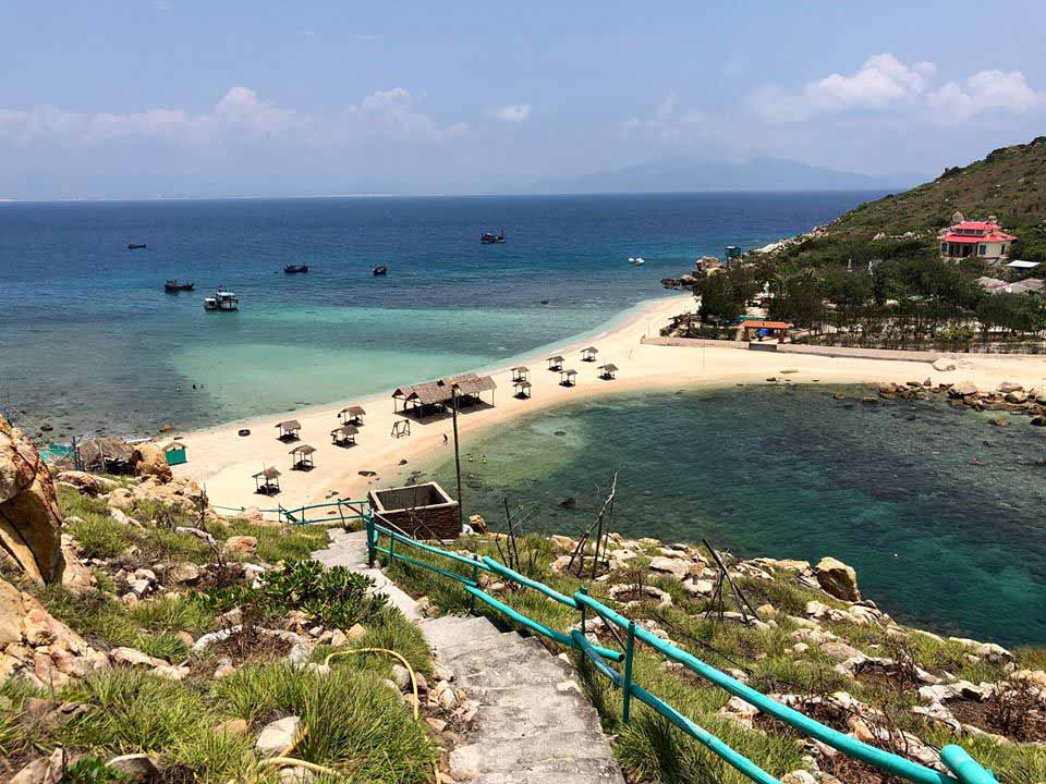 Ghé Nha Trang hè này khám phá "bãi tắm đôi" duy nhất ở Việt Nam - 1