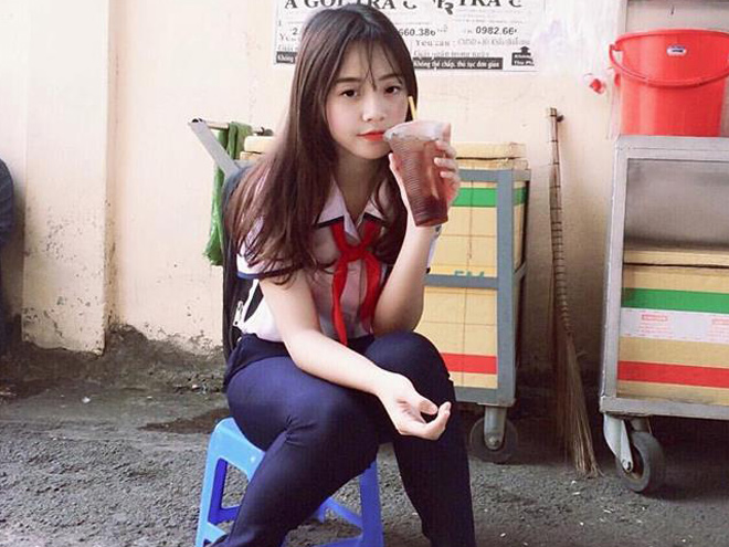 “Cô bé quàng khăn đỏ” gặp rắc rối vì quá xinh đẹp - 1