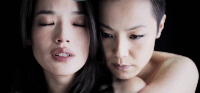Loạt ảnh nằm trong MV của album "Thức tỉnh" do Hà Vận Thi thể hiện cùng Thư Kỳ khiến nhiều người ngỡ ngàng.