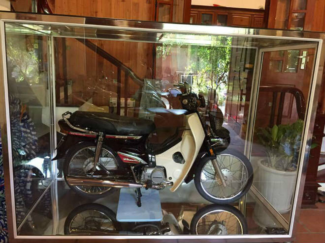 Xôn xao Honda Dream II để trong tủ kính giá vài lô đất Hà Nội - 1
