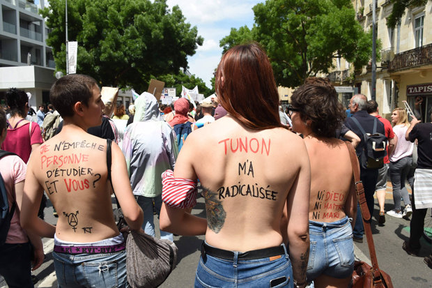 Phụ nữ ngực trần đổ ra đường phố Pháp phản đối chính phủ - 3