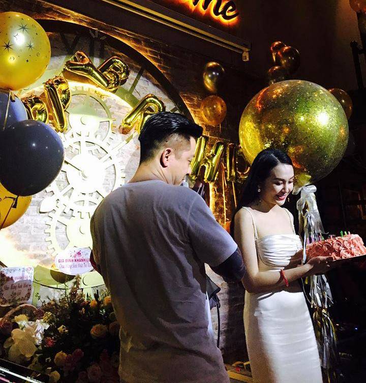 Tuấn Hưng mừng sinh nhật mẹ ruột và mẹ vợ ca sĩ Khắc Việt cũng đến chung  vui