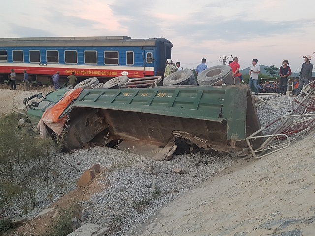 Nóng: Lật tàu hỏa ở Thanh Hóa, ít nhất 10 người thương vong - Tin tức