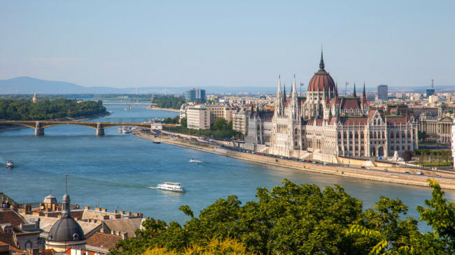 Dòng sông Danube chảy qua giữa thủ đô Budapest, Hungary. Bức ảnh này được chụp từ ngọn đồi Buda.