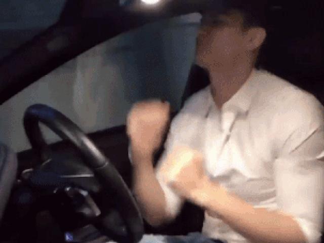 Vĩnh Thụy bị chỉ trích vì bỏ hai tay khi đang lái xe ô tô