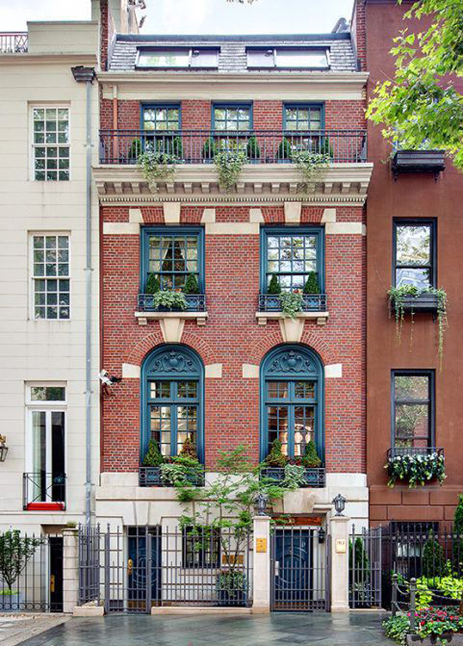 Đó là trường hợp của ngôi nhà tại số 163E phía đông đường số 64 ở Manhattan, New York, Mỹ. Nó đã đã qua tay 12 nhóm người môi giới và đều không gặp may mắn. Đây là ngôi nhà mặt phố theo phong cách tân thời Georgia được các đại lý chào bán như một “kiệt tác kiến ​​trúc”.