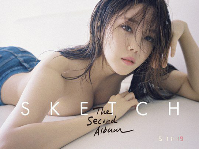 Hyomin (T-ara) để ngực trần nằm trên giường được chọn làm một trong những ảnh bìa của album thứ hai mang tên Sketch.