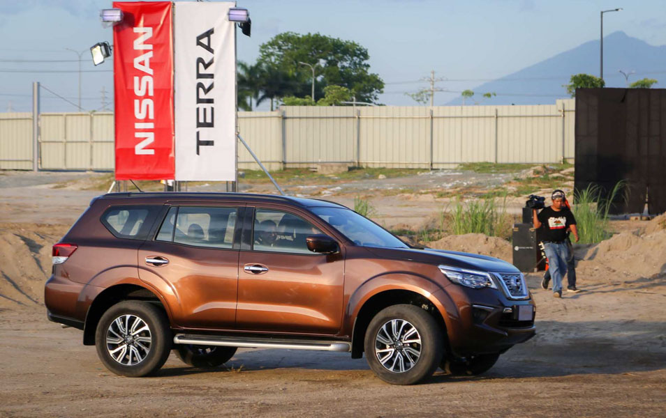 Đối thủ của Toyota Fortuner: Nissan Terra có giá từ 651 triệu đồng tại Philippines - 1