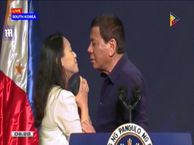 Tổng thống Philippines gây “bão” vì hôn môi nữ lao động ở HQ