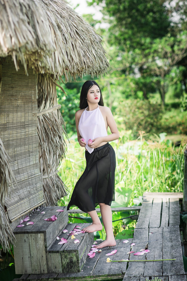 Điểm cuốn hút trong từng shoot hình của Minh Chi là nét đẹp thuần Việt. 