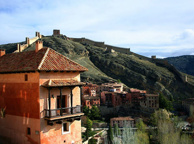 Albarracín, Tây Ban Nha: Thị trấn nhỏ từ thời Trung cổ nằm trên đỉnh núi cao nhìn xuống sông Guadalaviar ở cộng đồng tự trị Aragon. Nơi đây có đường phố hẹp, tường thành bằng đá, những tòa nhà bằng đất sét và các tòa tháp Ma-rốc.