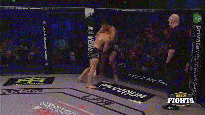 Đòn kinh điển MMA: Cao thủ Brazil đu người siết cổ như "trăn Nam Mỹ" - 1