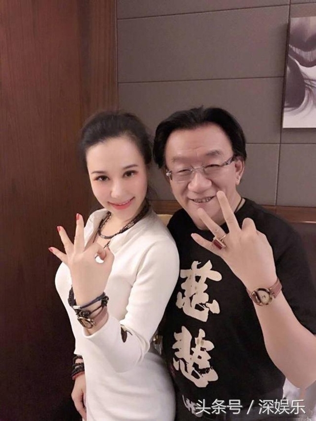 Giữa tháng 12.2017, nam diễn viên hài Trung Quốc Hầu Diệu Hoa, 72 tuổi nhận một sao nữ vô danh tên Anna Kim (27 tuổi) làm đệ tử gây xôn xao dư luận. Từ đó, thông tin về Anna Kim cũng được nhiều người quan tâm hơn, đồng thời giúp cô đào tự nhận là diễn viên gốc Việt nổi tiếng.
