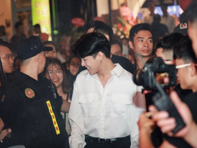 Noo Phước Thịnh tiếp tục 'ghi điểm' khi xin vệ sĩ nhẹ tay với fan tại sự kiện