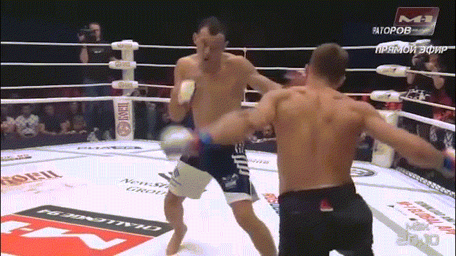 Đáng sợ MMA: "Gậy ông đập lưng ông", đấm đối thủ gãy tay chính mình - 1