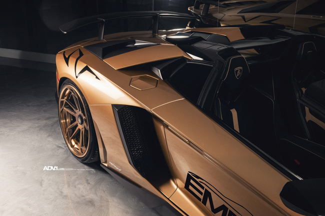 Phần nội thất của chiếc Lamborghini Aventador SV Roadster là sự kết hợp giữa vật liệu sợi carbon và da Alcantara cao cấp, các chi tiết da màu gold xuất hiện tại vô lăng, ghế ngồi, bệ tỳ tay, taplo…nhằm tăng tính thẩm mỹ.
