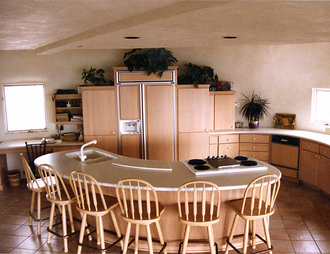 Nhà bếp sử dụng tông màu gỗ trầm làm chủ đạo