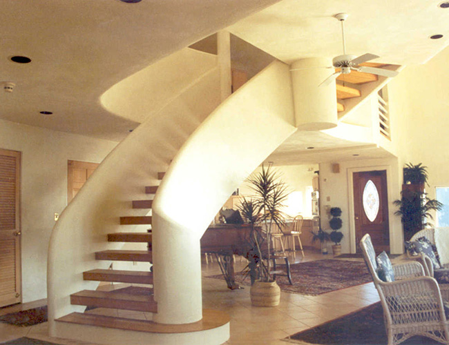 Cầu thang lớn đi đến tầng ba tiếp tục được thiết kế và điêu khắc theo hình cong mái vòm