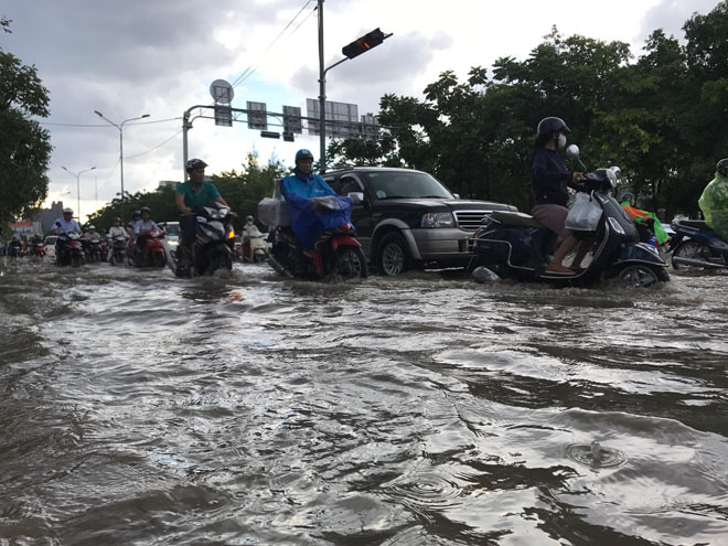 “Quái vật” hút nước sau cơn mưa và hình ảnh bất ngờ ở “rốn ngập” Sài Gòn - 1