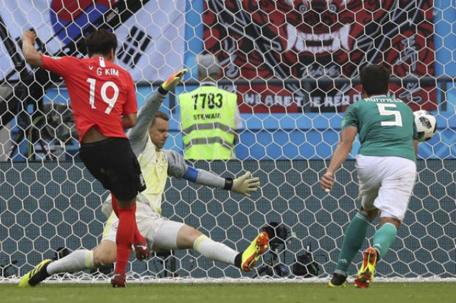 Đức bị loại sốc World Cup: "Tội đồ" Joachim Low số phận ra sao? - 1