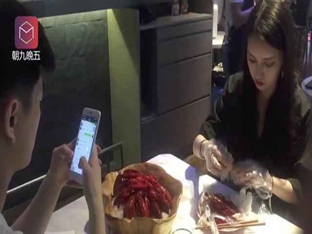 Nhà hàng Trung Quốc chơi trội khi thuê hẳn người đẹp ngồi bóc tôm cho khách ăn