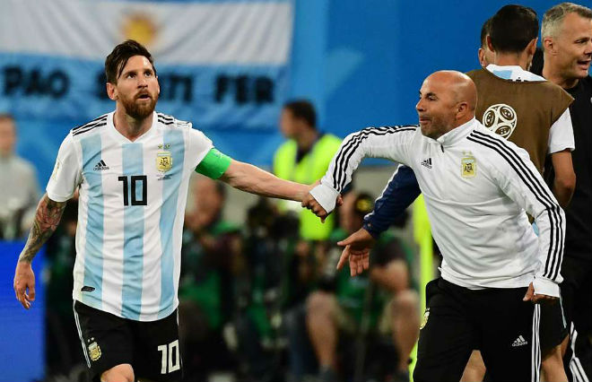 Vòng 1/8 World Cup: "Đại ca" Messi bị tố lạm quyền, HLV Argentina nói gì? - 1