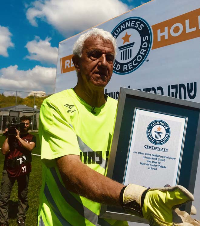 Ngỡ ngàng: 74 tuổi vẫn ham hố làm thủ môn, nhận kỷ lục Guinness - 1