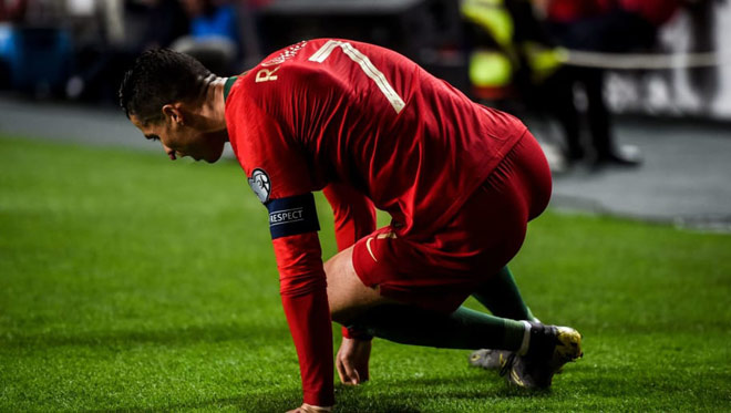 Ronaldo được HLV Juventus báo tin mừng, mỹ nhân lộ chuyện tình Lọ Lem - 1