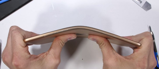 iPad Mini 2019 dù dễ bẻ cong nhưng vẫn chạy "ngon" - 1