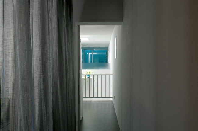 Các phòng ở tầng 1 không dùng cửa ngăn cách mà trang bị  rèm có thể xuyên ánh sáng qua. 