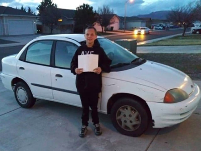 Cậu bé 13 tuổi tự đi làm thêm mua ô tô tặng mẹ