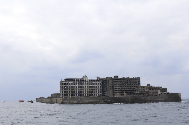 Đảo Hashima hay còn được gọi là Gunkanjima, có nghĩa là đảo chiến hạm trong tiếng Anh.