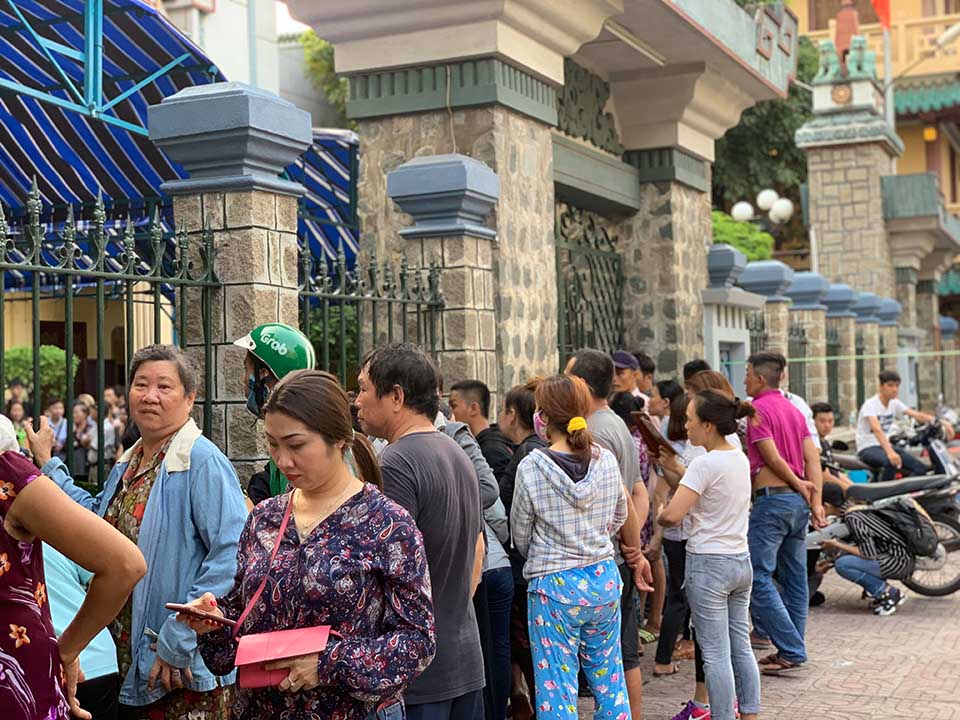Sốc với đội quân livestream "câu view" phản cảm ở đám tang NS Anh Vũ - 1