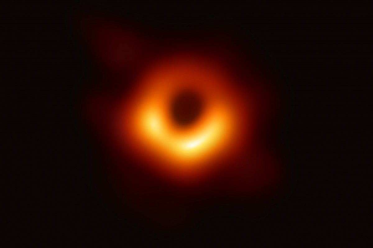 Hé lộ hình ảnh đầu tiên về hố đen vũ trụ nuốt chửng vạn vật - 1
