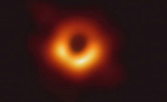 Chụp ảnh lỗ đen: Đây là một trong những bức ảnh được chụp từ xa nhất và có ý nghĩa lớn nhất trong lịch sử. Nếu bạn muốn tìm hiểu về nguồn gốc và tính chất của hố đen, đây là một bức ảnh bạn không thể bỏ qua.