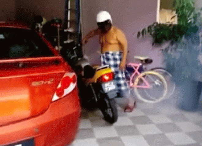 Video: Cụ ông cởi trần, đội mũ bảo hiểm nẹt pô xe inh ỏi - 1