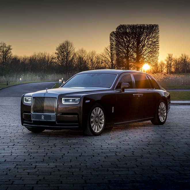 Rolls-Royce là biểu tượng của sự sang trọng và đẳng cấp. Một chiếc siêu phẩm này lại càng thu hút sự chú ý của các đại gia Trung Quốc. Hãy cùng ngắm nhìn ảnh xe này và khám phá sự tinh tế của Rolls-Royce.