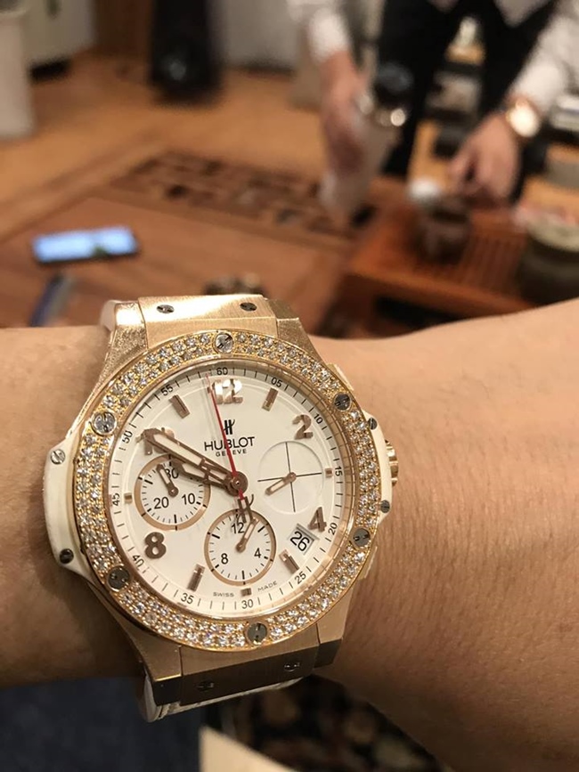 Một chiếc đồng hồ kim cương trị giá tiền tỷ của thương hiệu nổi tiếng Hublot là món đồ yêu thích của Lương Gia Huy và được anh thường xuyên sử dụng.