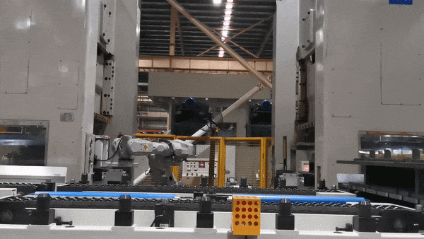"Công nhân robot" áp đảo trong nhà máy sản xuất máy lạnh lớn nhất thế giới - 1