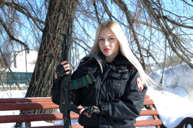 Ngắm vẻ đẹp của nữ vệ binh xinh đẹp nhất nước Nga - 1