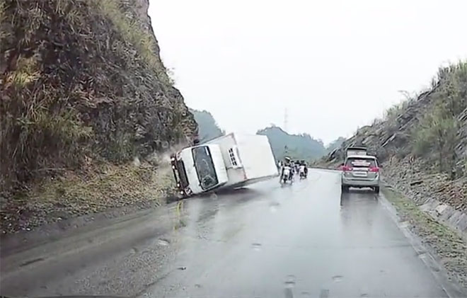 Xe tải ôm cua mất lái đâm vào sườn núi lật ngang, may mắn không có người bị thương - 1