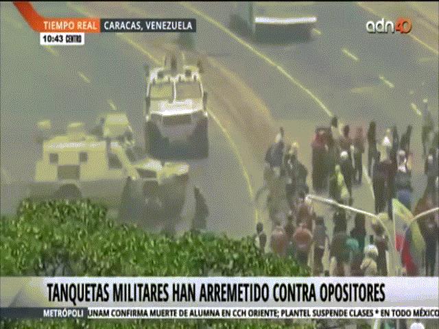 Đảo chính ở Venezuela: Xe quân sự chèn qua đám đông người biểu tình