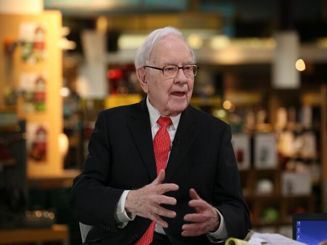 Warren Buffett: “Đừng bao giờ nghe lời những người như tôi”