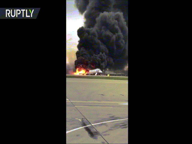 Video: Máy bay Sukhoi Nga bốc cháy dữ dội, 41 người thiệt mạng
