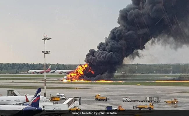 Video: Khoảnh khắc máy bay Sukhoi Nga nảy liên tiếp như quả bóng, bốc cháy dữ dội - 1
